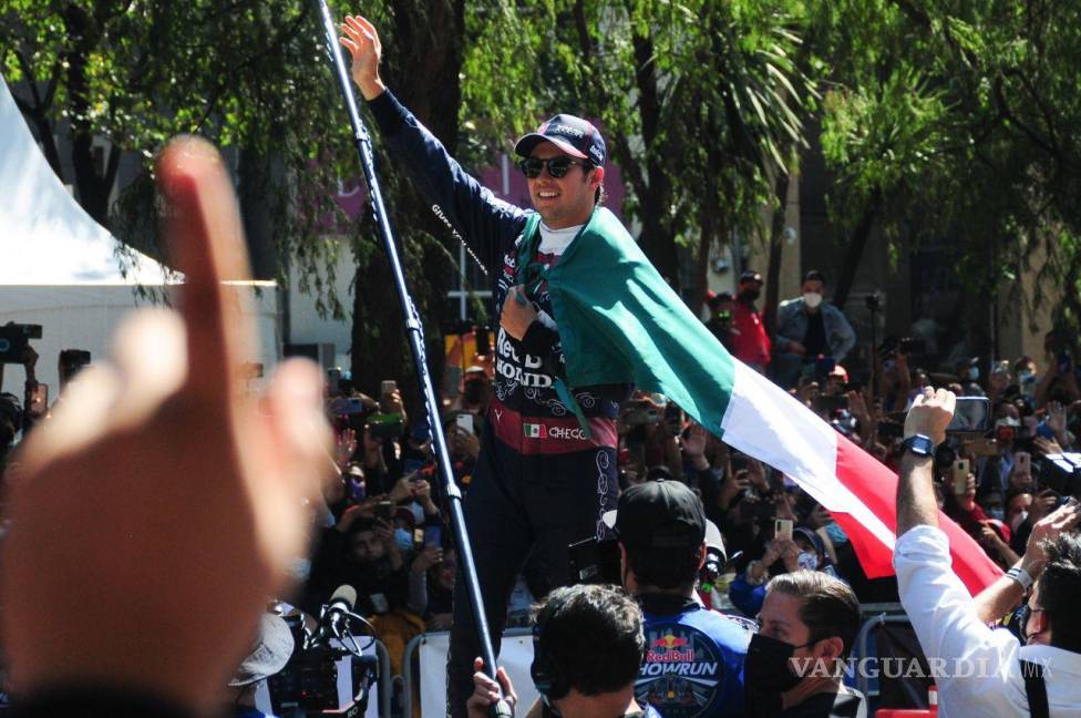 $!Sergio Checo Pérez, piloto mexicano de la Fórmula 1 participó en el Show Run organizado por Red Bull, donde ofreció a los aficionados al automovilismo deportivo tres vueltas sobre Paseo de la Reforma abordo de su monoplaza RV7.
