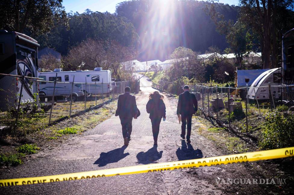 $!Agentes del FBI caminan hacia el sitio de una masacre en la granja de producción de hongo Mountain Mushroom Farm en Half Moon Bay, California.