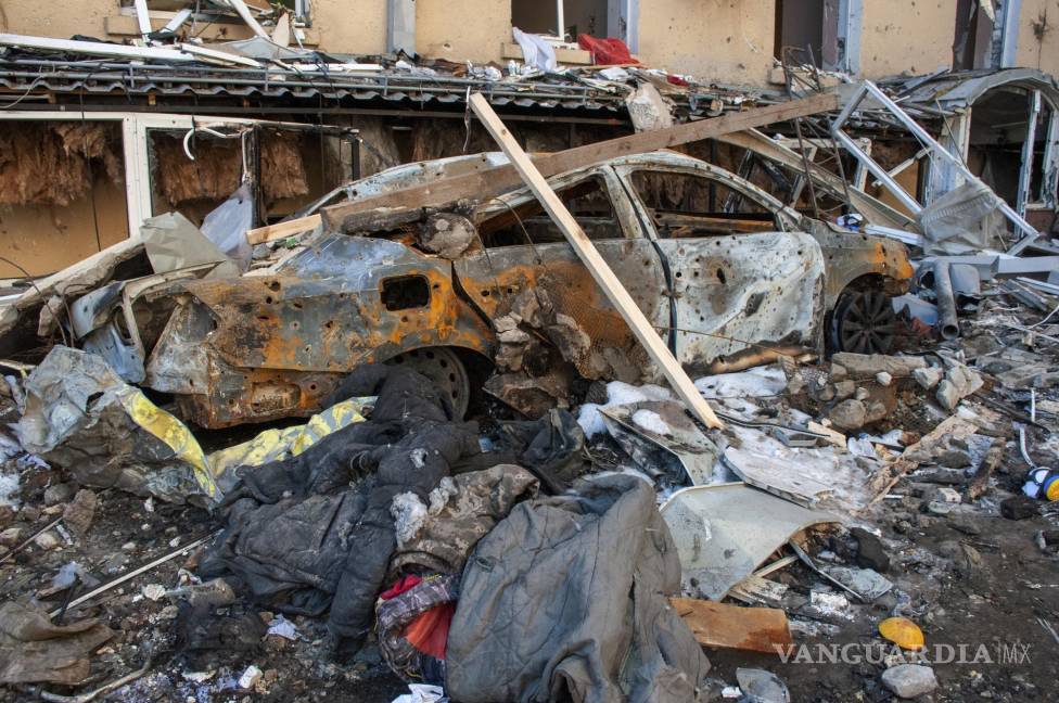 $!Un coche destruido por un ataque en una calle de Járkiv, Ucrania.