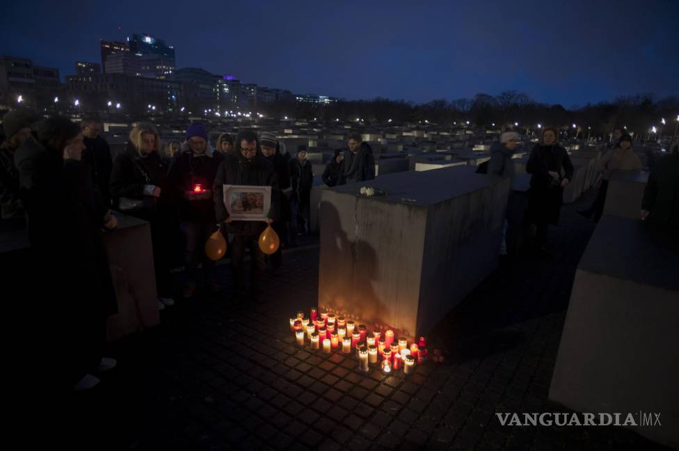 $!Personas encienden veladoras en el Memorial del Holocausto, en Alemania.