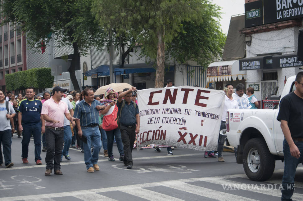 $!CNTE retiene a ocho reporteros en Tabasco; siguen los bloqueos