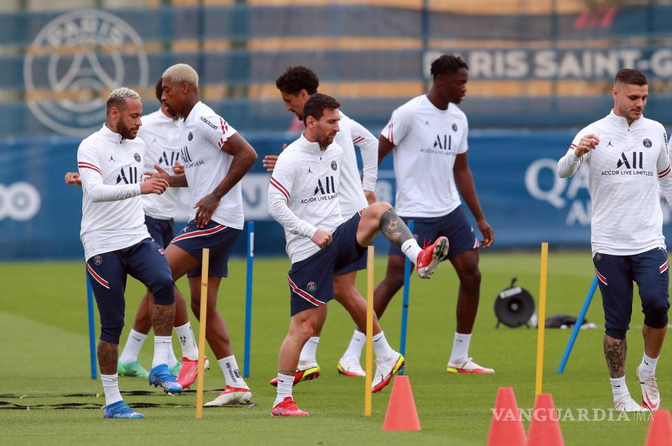 $!Neymar Jr (i) del Paris Saint Germain y el delantero Lionel Messi (c) asisten a una sesión de entrenamiento en el complejo deportivo Camp des Loges, cerca de París, Francia. EFE/EPA/Christophe Petit Tesson