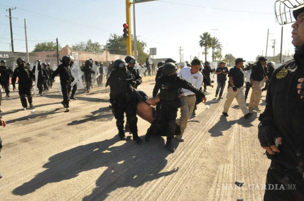$!Violento desalojo en Monclova; golpean a ciudadanos y detonan armas
