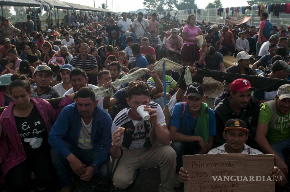 $!Migrantes pisan suelo mexicano entre cantos e himnos