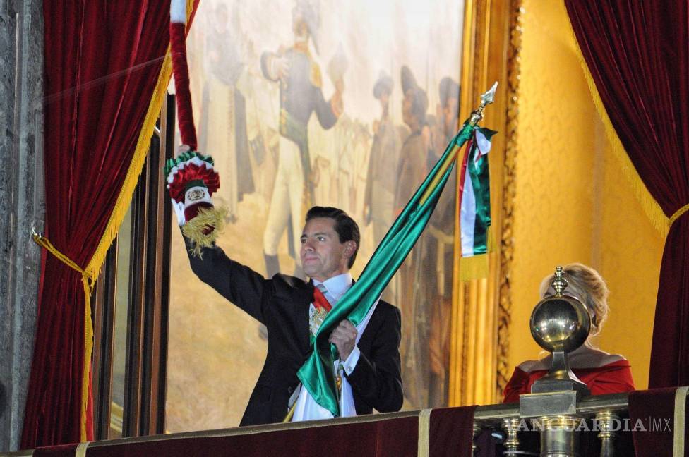 $!Enrique Peña Nieto, presidente de México, acompañado de su esposa Angélica Rivera y sus respectivos hijos, encabezó la ceremonia del grito de independencia en el balcón presidencial del Palacio Nacional.