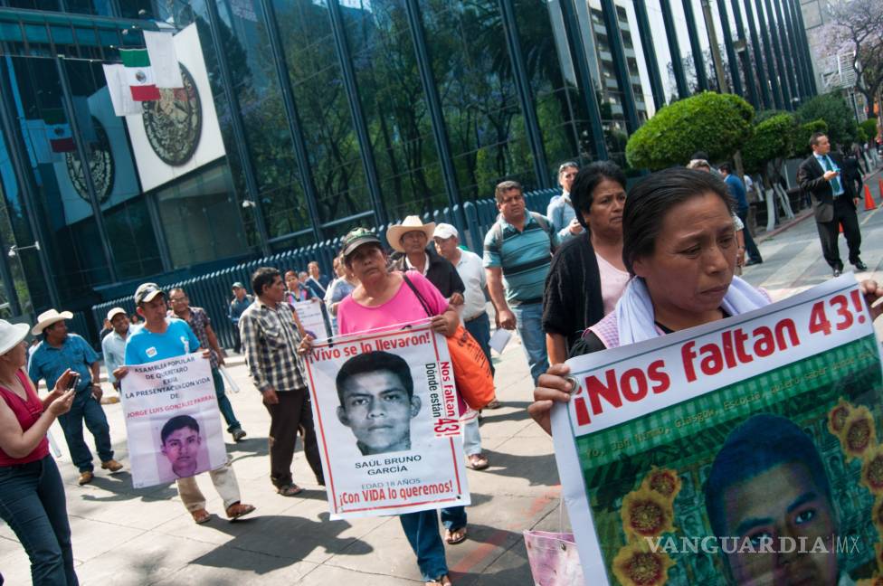 Diputados niegan uso de tribuna a padres de los 43