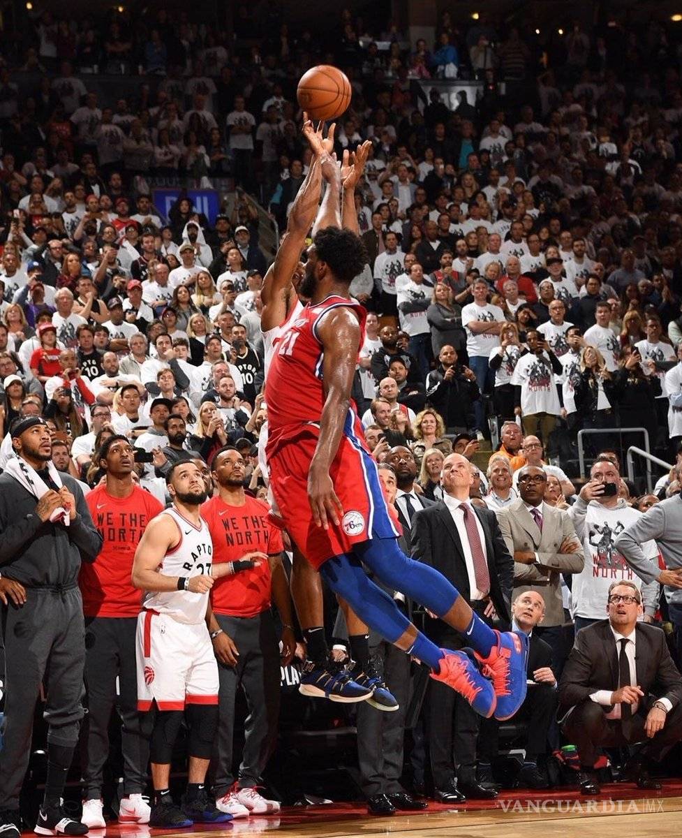 $!¡¿De qué estás hecho Kawhi?! Leonard hace una canasta de ensueño y mete a los Raptors a la Final del Este