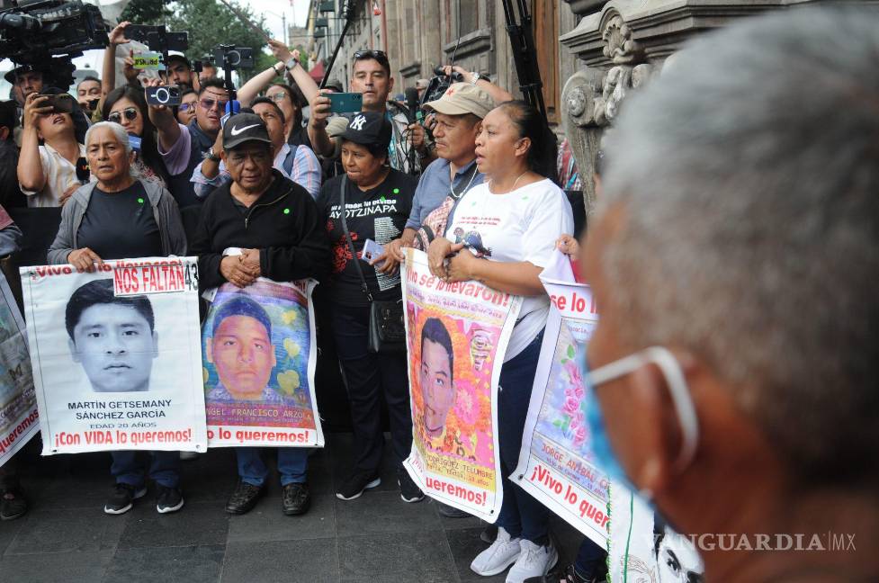 Buscan a sus hijos, padres de 43 normalistas de Ayotzinapa ingresan al 27 Batallón del Ejército en Iguala