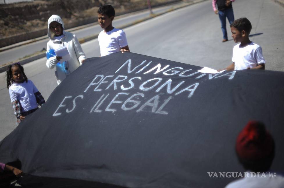 $!Migrantes realizaron una pancarta con la leyenda “Ninguna persona es ilegal”.