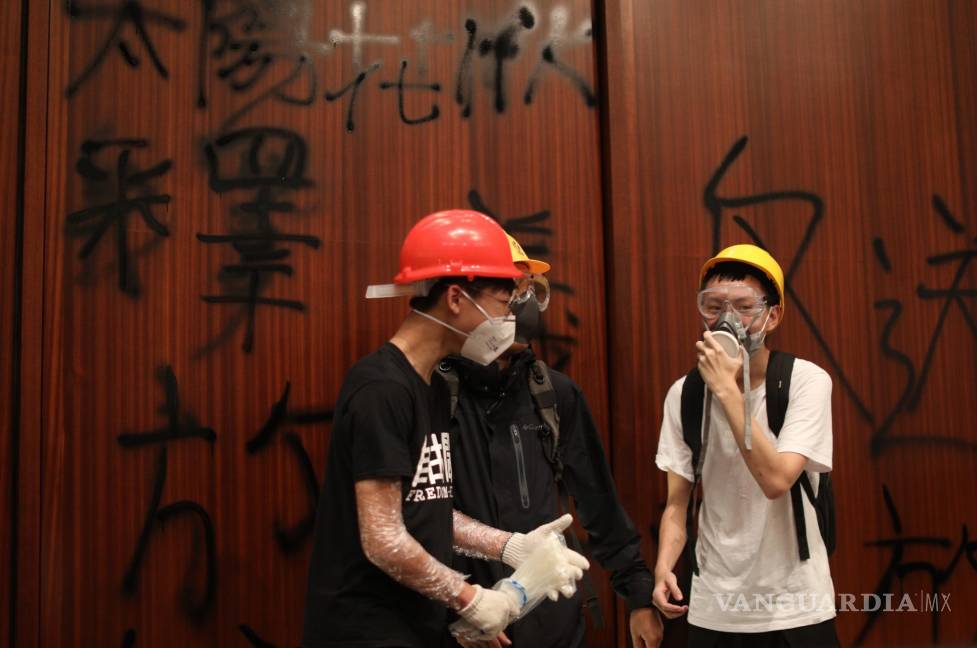 $!Manifestantes toman violentamente el control del Parlamento de Hong Kong
