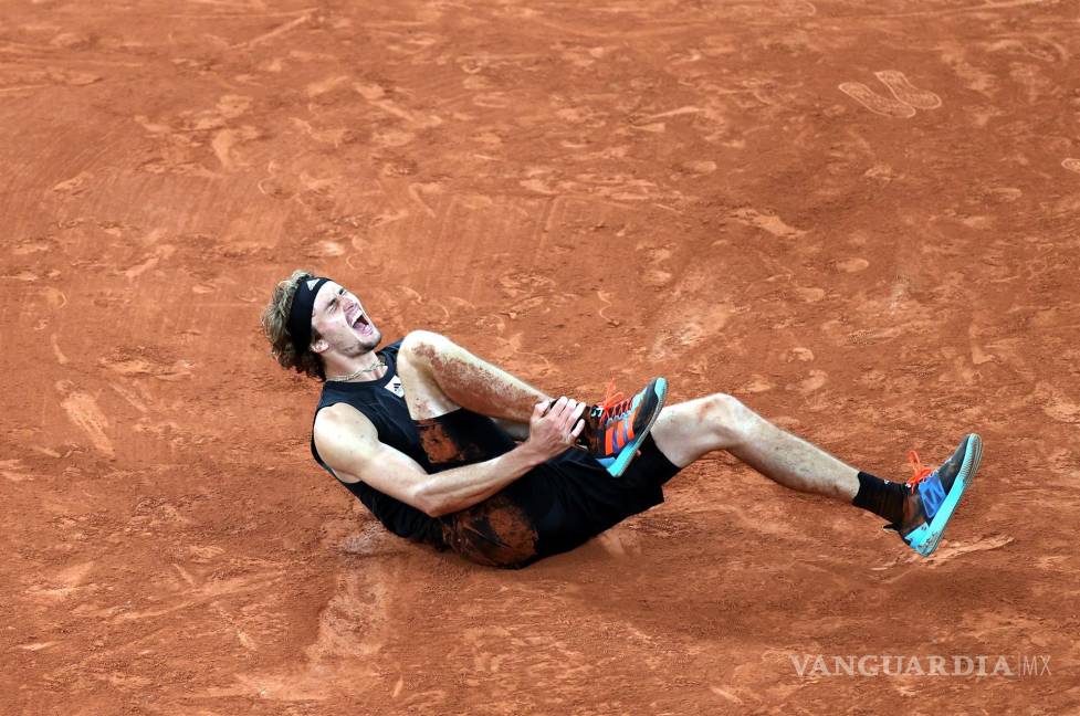 $!Alexander Zverev se lesiona en el partido de semifinales de hombres contra Rafael Nadal en el torneo de tenis del Abierto de Francia en Roland Garros en París.