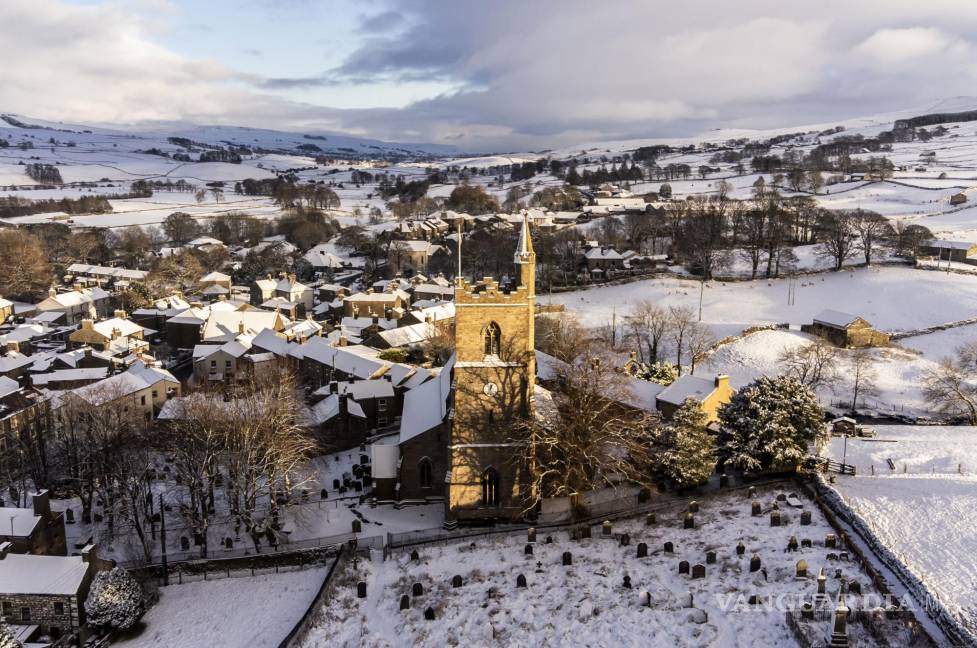 $!La Iglesia de St Margaret en Hawes, North Yorkshire, está rodeada de nieve, Inglaterra. AP/Danny Lawson/PA