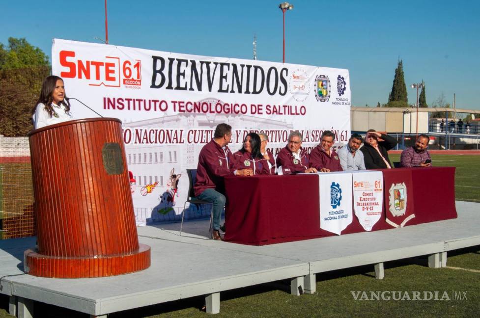 $!Representantes del SNTE y autoridades educativas encabezaron la ceremonia de apertura en Saltillo.