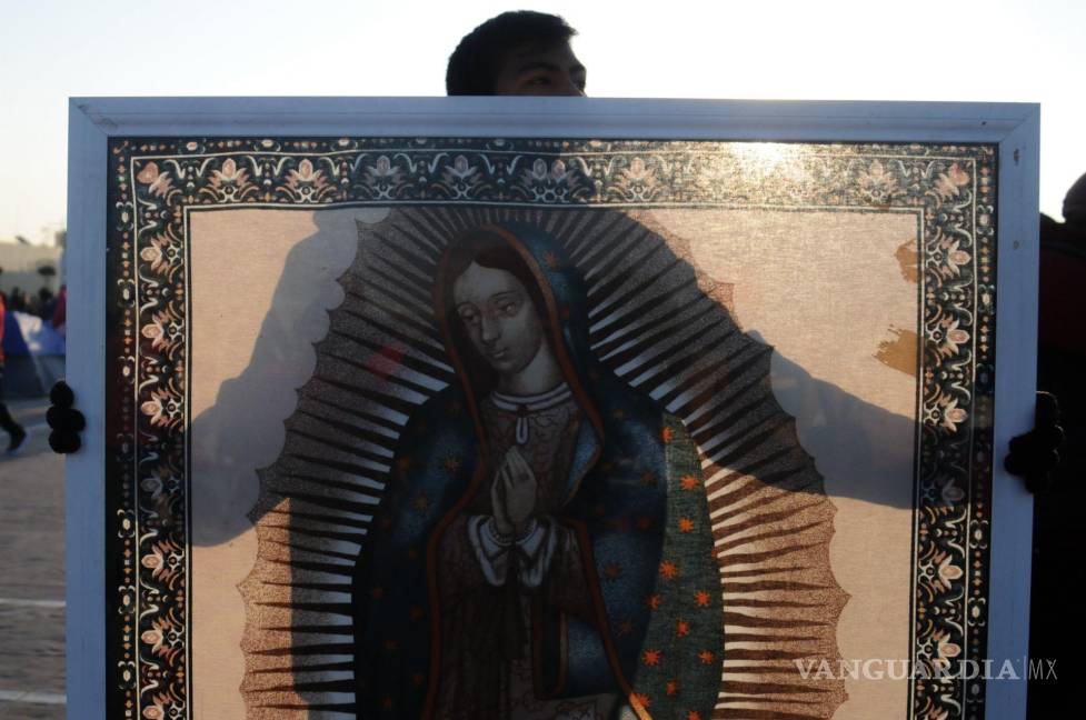 $!Un devoto de la Virgen de Guadalupe camina a la Basílica para dar gracias o adorar el día antes de su fiesta en la Ciudad de México.