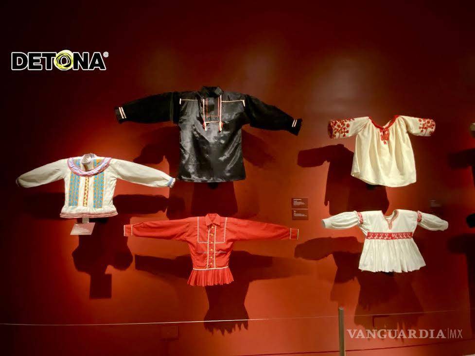 $!Las mujeres de los pueblos originarios despliegan una alegoría de colores y sensaciones, a través de prendas y accesorios.