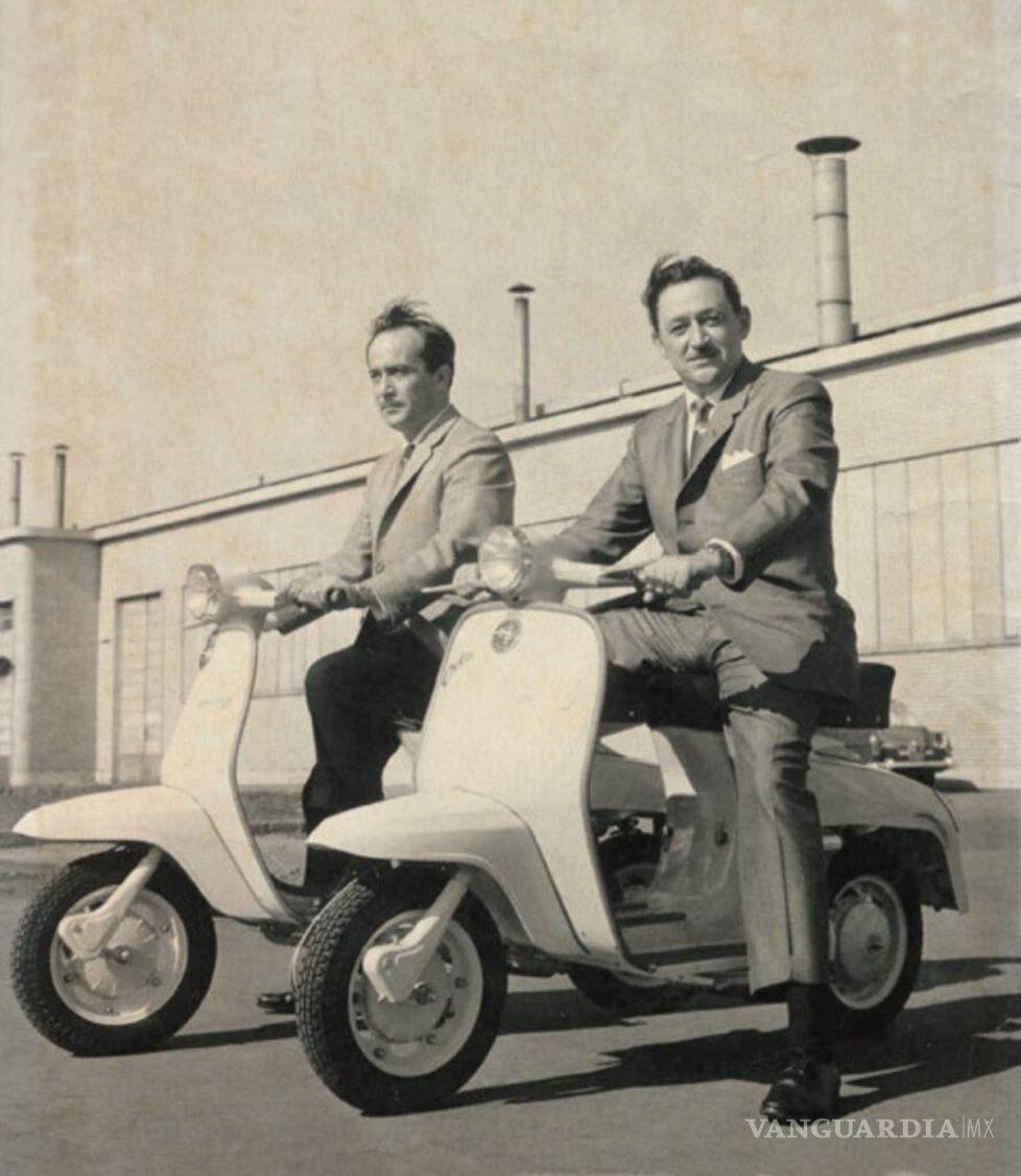 $!Isidro López Zertuche y un acompañante posan sobre dos motocicletas frente a instalaciones fabriles. Moto Islo nació en Saltillo en 1955 y convirtió a la ciudad en sede de la primera fábrica de motocicletas de Latinoamérica.