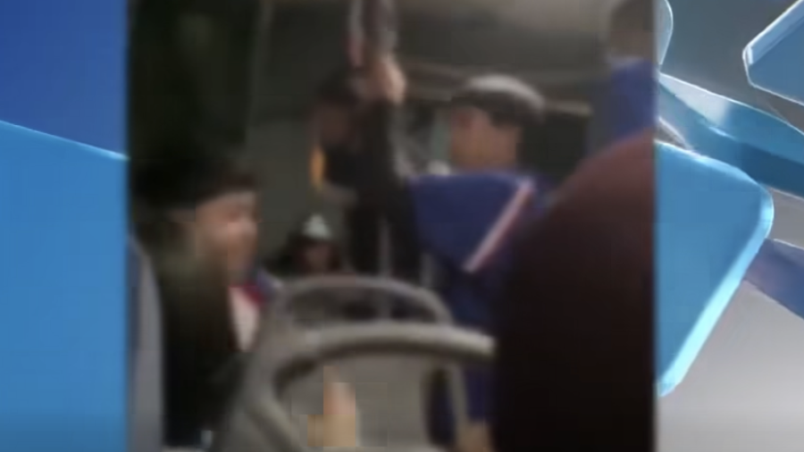 El video del incidente, ocurrido el 10 de febrero en Coahuila, generó un amplio debate en redes sociales sobre disciplina y convivencia en el transporte público.
