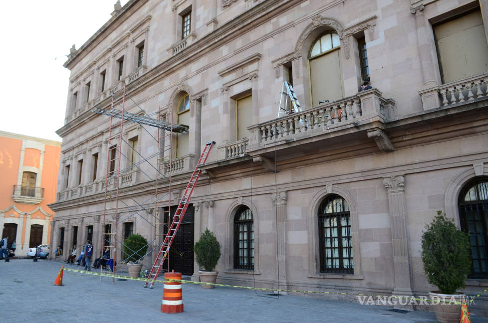$!A pocas horas de la sucesión de Riquelme, autoridades arreglan Palacio de Gobierno de Coahuila