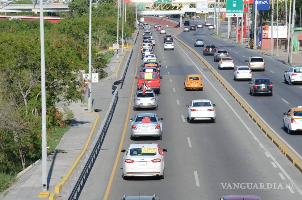 Automovilistas en NL exigen renuncia de AMLO