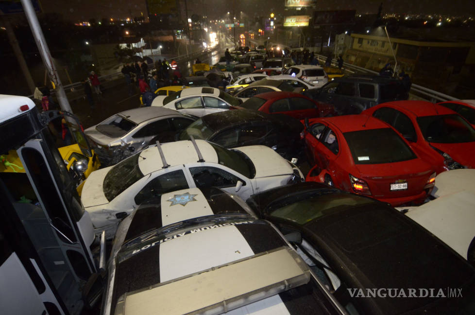 $!Colisionan más de 40 vehículos en mega carambola del Periférico de Saltillo (fotogalería)