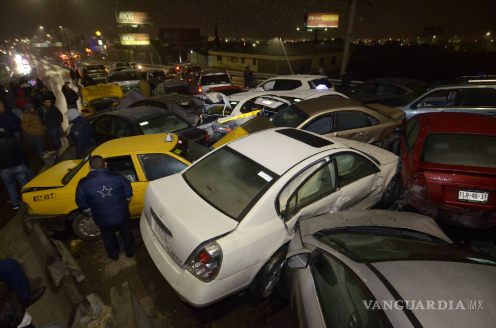 $!Colisionan más de 40 vehículos en mega carambola del Periférico de Saltillo (fotogalería)