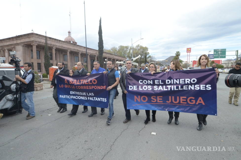 $!Marcha Isidro López con Regidores a Palacio de Gobierno de Coahuila para exigir recursos
