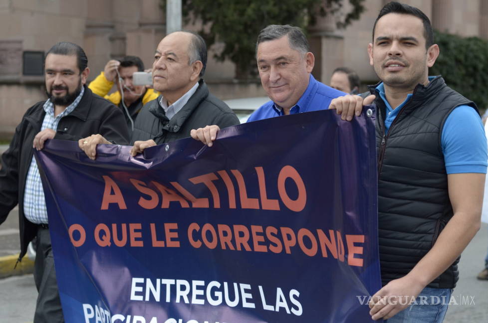 $!Marcha Isidro López con Regidores a Palacio de Gobierno de Coahuila para exigir recursos