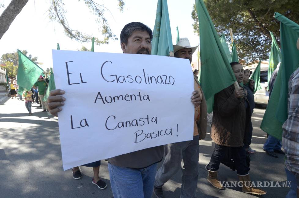 $!Se manifiestan contra gasolinazo en Saltillo