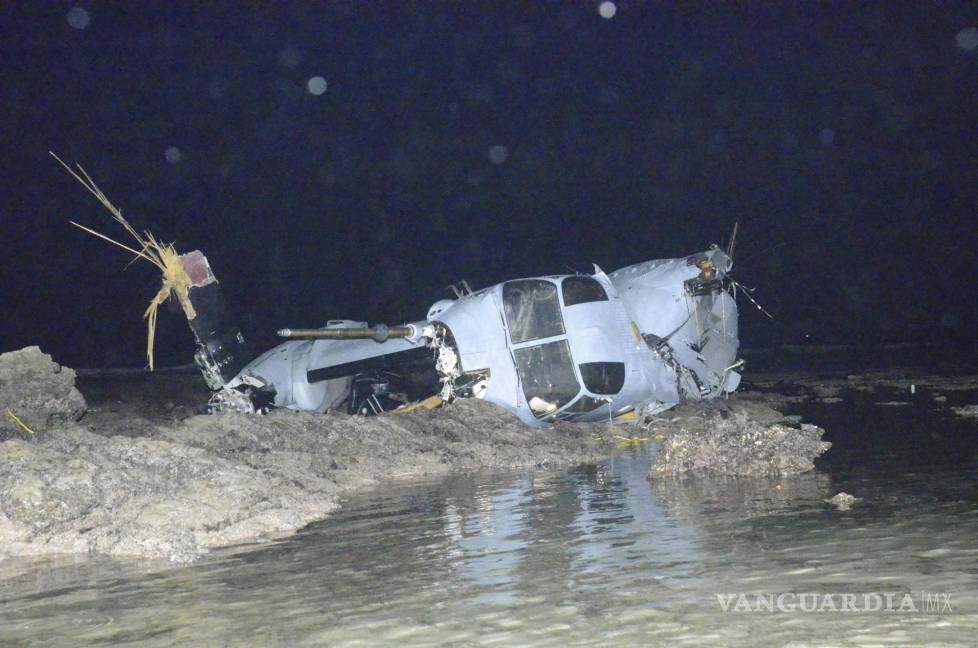 $!Restos del MV-22 Osprey en aguas poco profundas frente a Nago, Okinawa, en Japón, el 14 de diciembre de 2016, después de un aterrizaje forzoso.