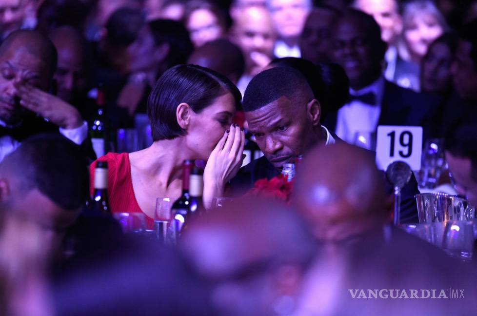 $!Jamie Foxx y Katie Holmes muestran su amor en los Grammy