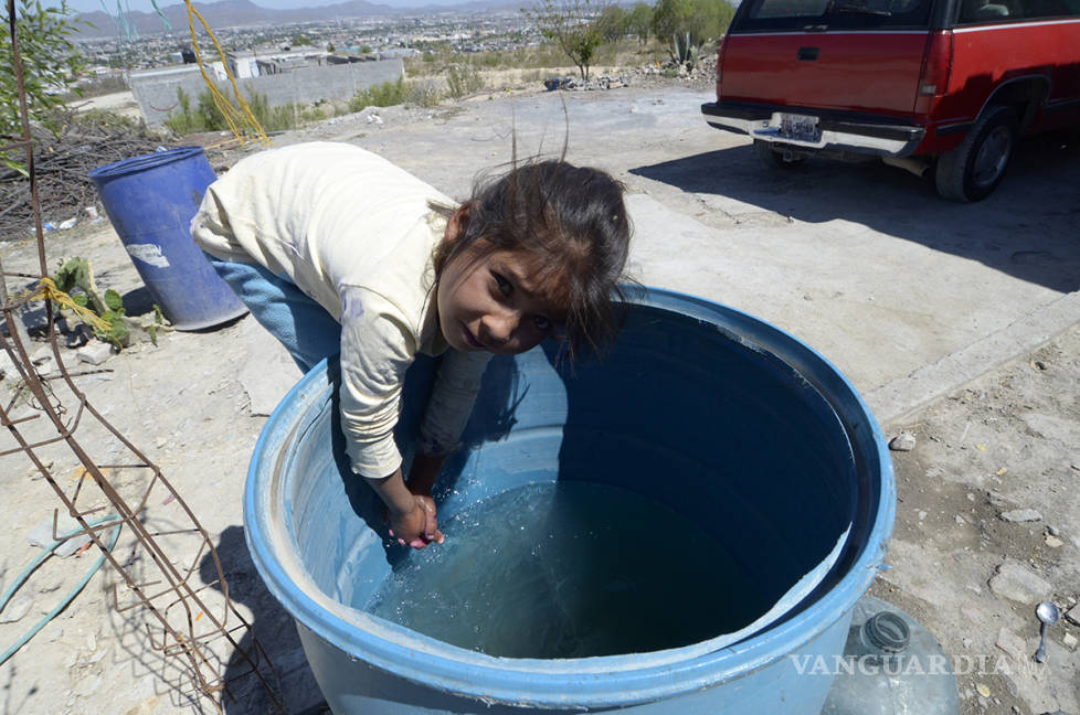 $!15 años sin gota agua: Cuando la colonia María de León en Saltillo se quedó sin 'derecho' del vital líquido