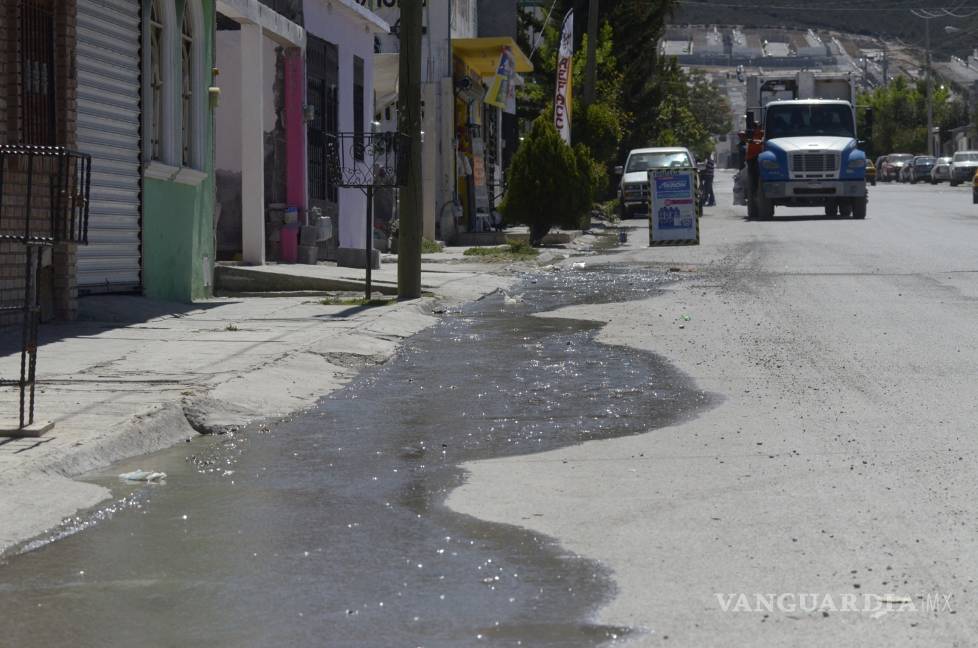 Con fétidos olores contamina fuga de aguas negras a colonia de Saltillo
