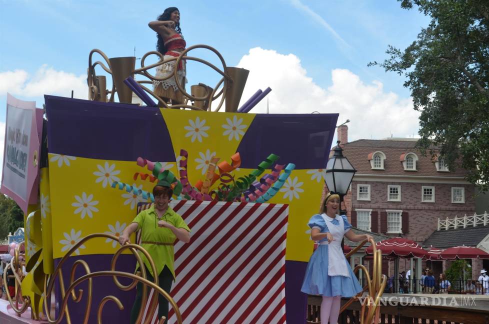 $!Una carroza con personajes de Disney recorre la calle hoy en el parque temático de Walt Disney World Magic Kingdom en Lake Buena Vista, Florida (EU). EFE/Álvaro Blanco