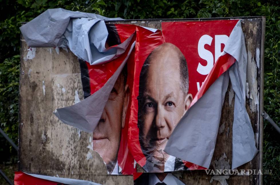 $!Un cartel electoral dañado muestra al canciller alemán Olaf Scholz en Fráncfort, Alemania-