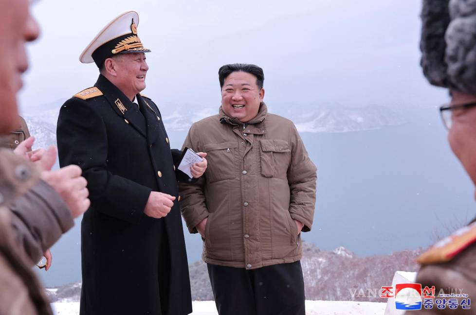 $!Kim Jong Un (c) supervisa la prueba de fuego del recientemente desarrollado misil de crucero estratégico lanzado desde un submarino ‘Pulhwasal-3-31’.