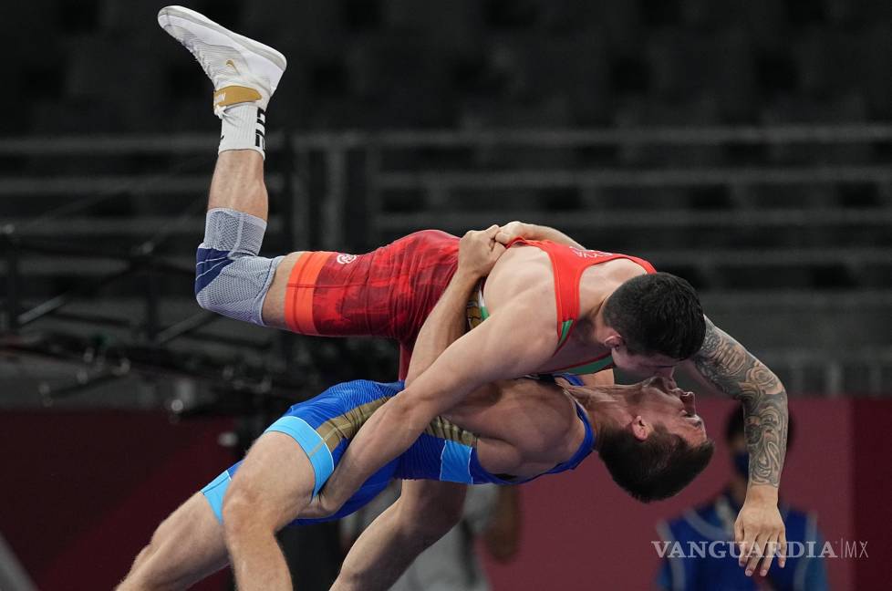 $!Aleksandr Chekhirkin del Comité Olímpico Ruso, (rojo), en acción contra Alfonso Antonio Leyva Yepez de México, durante los eventos de lucha grecorromana masculina de 77 kg de los Juegos Olímpicos de Tokio 2020. EFE