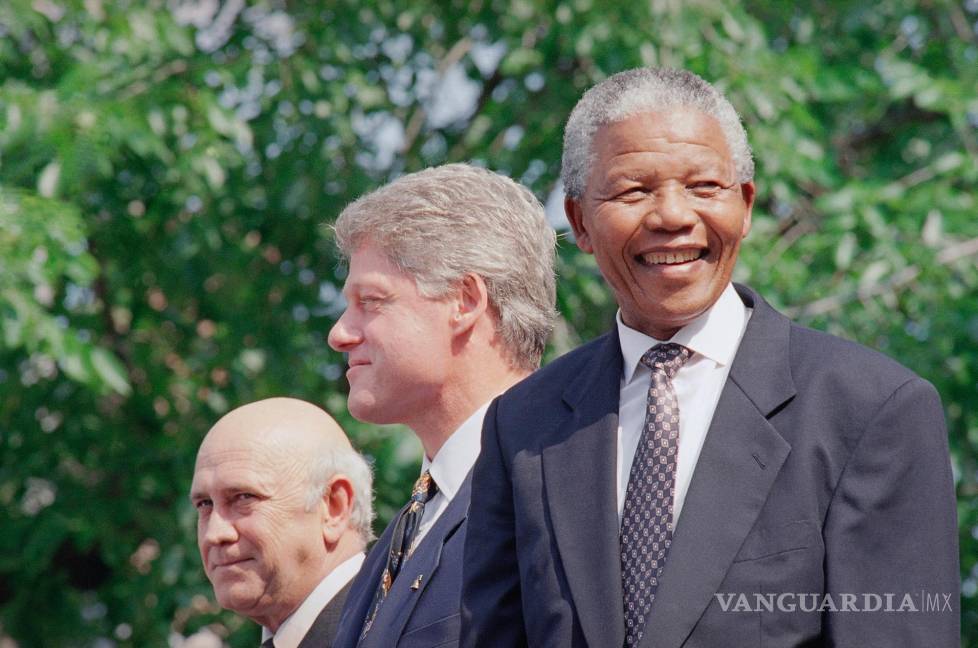 $!Frederik Willem de Klerk, presidente sudafricano; el mandatario estadounidense Bill Clinton y Nelson Mandela en Filadelfia, el 4 de julio de 1993.