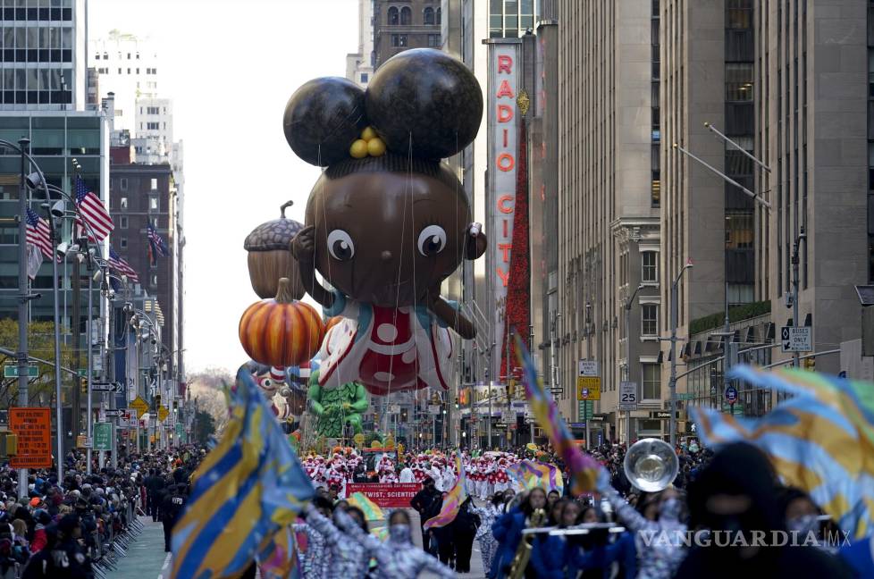 $!El globo Ada Twist se mueve por la Sexta Avenida durante el Desfile del Día de Acción de Gracias de Macy’s en Nueva York. AP/Jeenah Moon