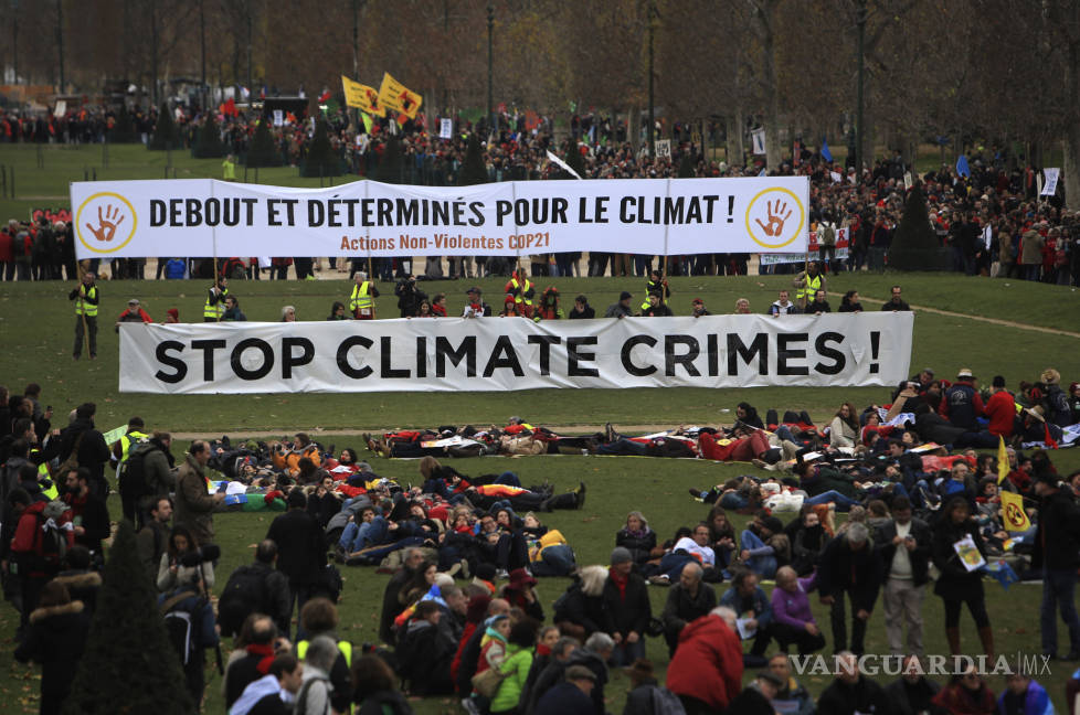 $!ONG muestran en la calle de París su desacuerdo con el acuerdo de la COP21
