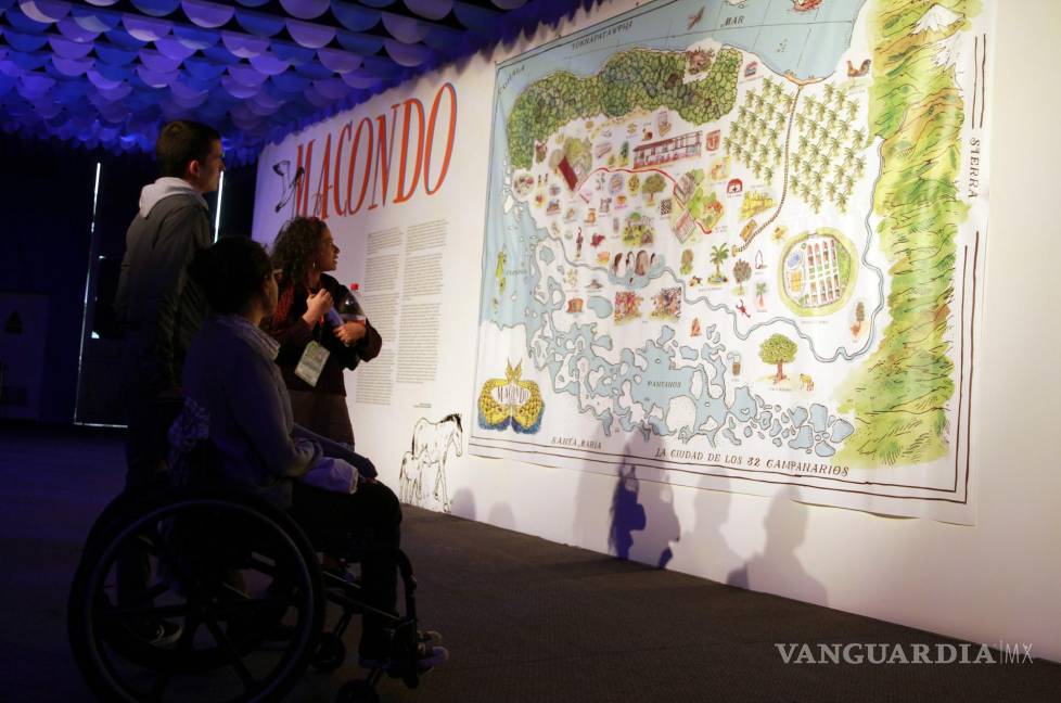 $!Visitantes recorren el pabellón Macondo en Bogotá, Colombia, durante la Feria Internacional del Libro de Bogotá en 2015.