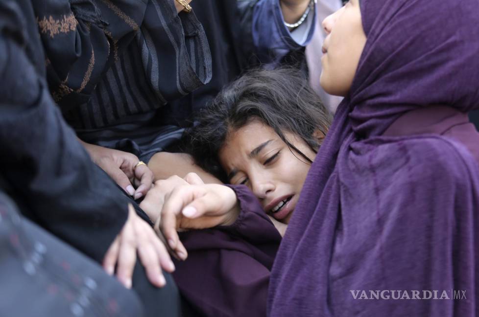 $!Una niña palestina llora durante el funeral de Amir Ganan, quien murió en un ataque aéreo israelí contra edificios en Jan Yunis, en la Franja de Gaza, el martes 10 de octubre de 2023. (AP Foto/Hatem Ali)