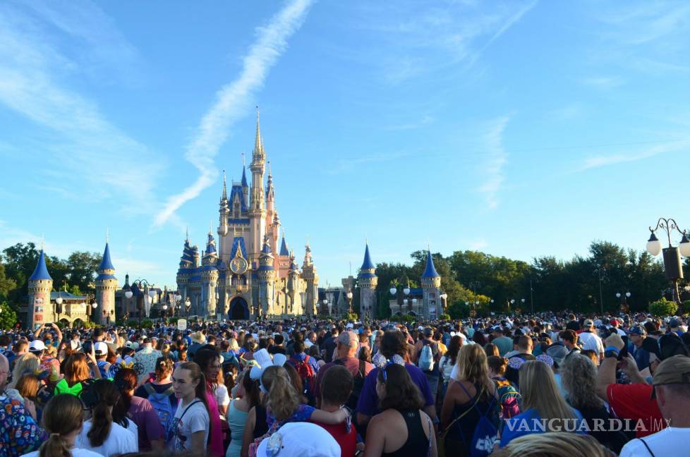 $!Visitantes caminan frente al Palacio de la Cenicienta durante el inicio de las celebraciones del 50 aniversario de Walt Disney World, en el parque temático Magic Kingdom, en Lake Buena Vista, Florida (Estados Unidos). EFE/Álvaro Blanco
