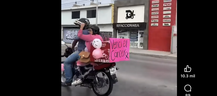 Un video captado en calles de Torreón se volvió tendencia en redes sociales al mostrar a una joven celebrando que superó el cáncer con un cartel colocado en una motocicleta.