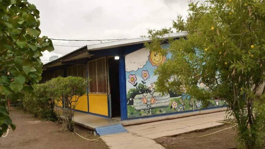 Padres de familia acudieron al Instituto 18 de Marzo para recoger a sus hijos tras la amenaza difundida en redes sociales.