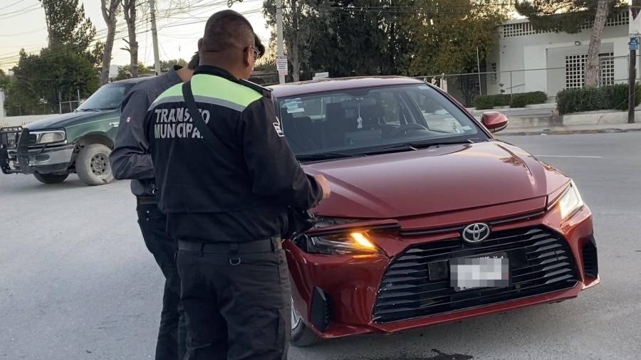 Oficiales de Tránsito Municipal arribaron al lugar del accidente para controlar el flujo vehicular y realizar abanderamiento.