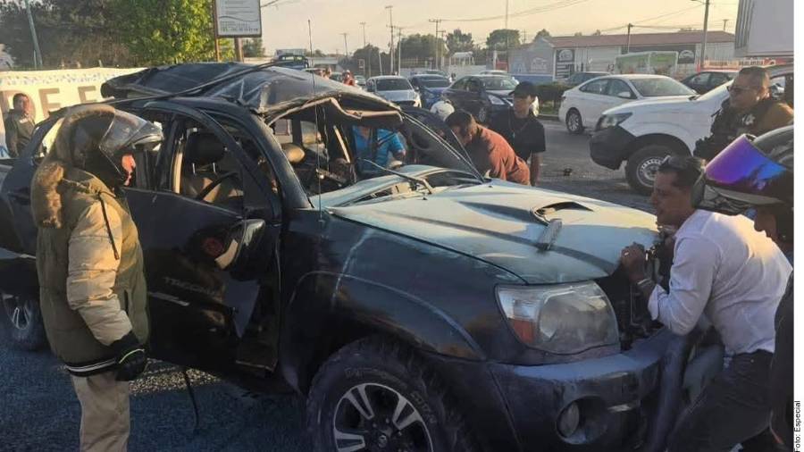 La Fiscalía del Estado de México investiga como principal línea que las víctimas, identificadas como Humberto y Francisco Efraín, alias “El Payín”, transportaban un artefacto explosivo dentro de la cabina que detonó accidentalmente.