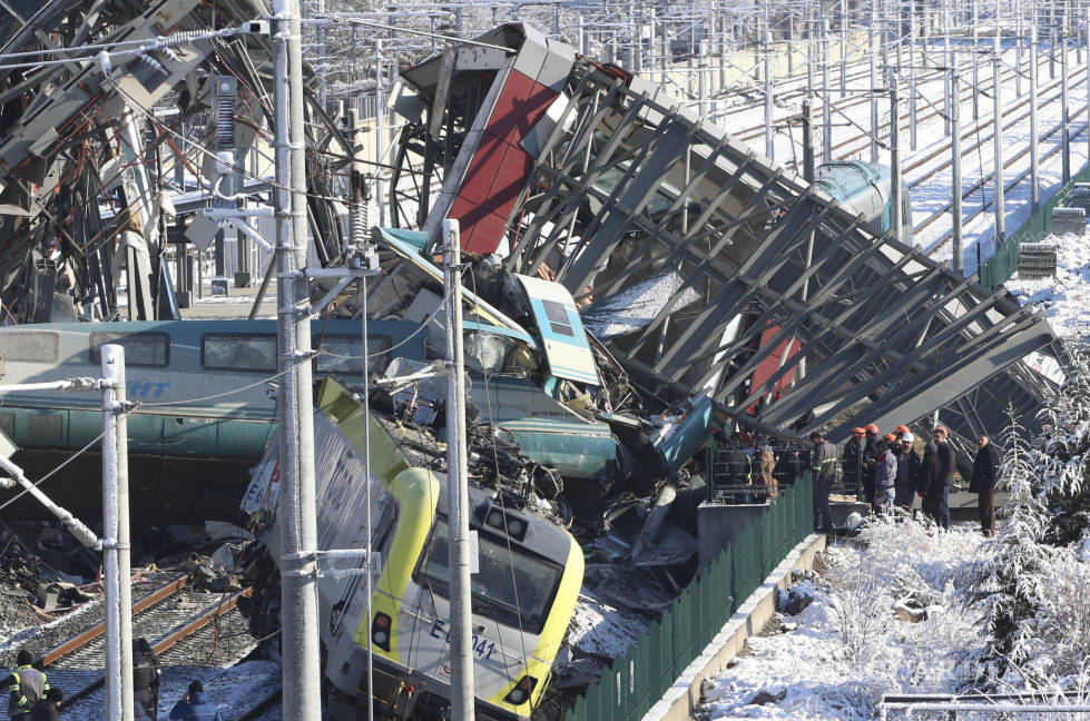 $!Choque entre un tren de alta velocidad con una locomotora deja 9 muertos y 47 heridos en Ankara