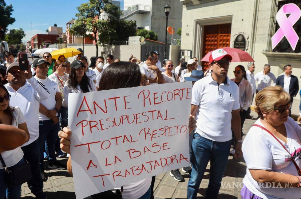 $!Trabajadores adheridos a la Sección 29 del Sindicato de Trabajadores del Poder Judicial de la Federación protestaron en la ciudad de Oaxaca el 12 de octubre.