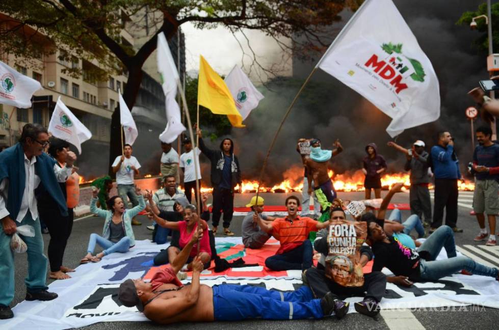 $!Protestas contra juicio a Rousseff bloquean carreteras en Brasil