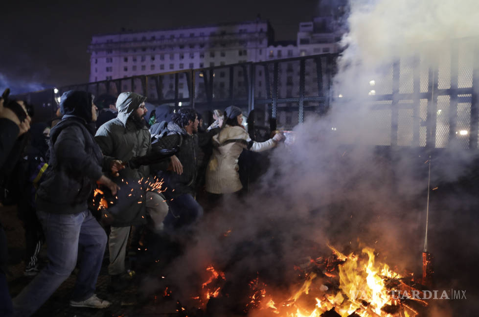 $!Fuertes protestas y enfrentamientos en Argentina tras rechazar el Senado la legalización del aborto